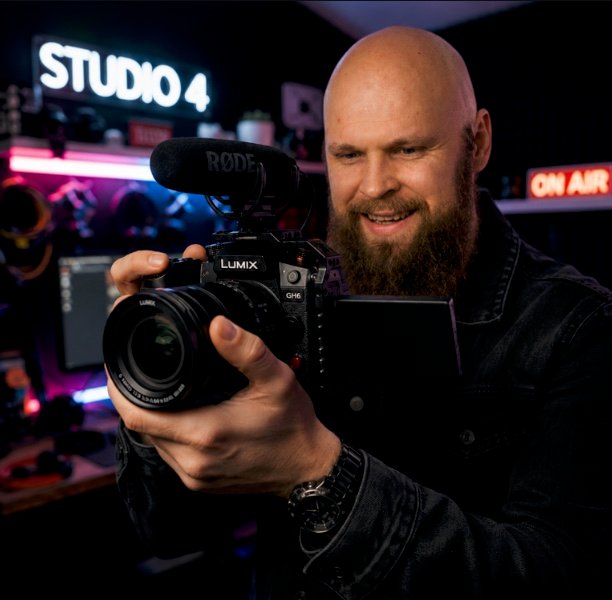 Jyri Salminen Lumix-kameran kanssa Studio 4 -kuvausympäristössä
