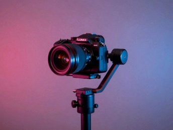 Panasonic Lumix GH6 -kamera gimbaalissa